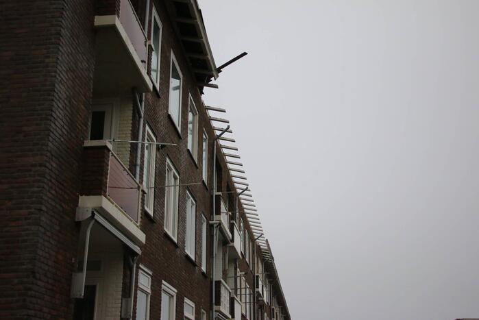 Groot stuk dak waait van flat