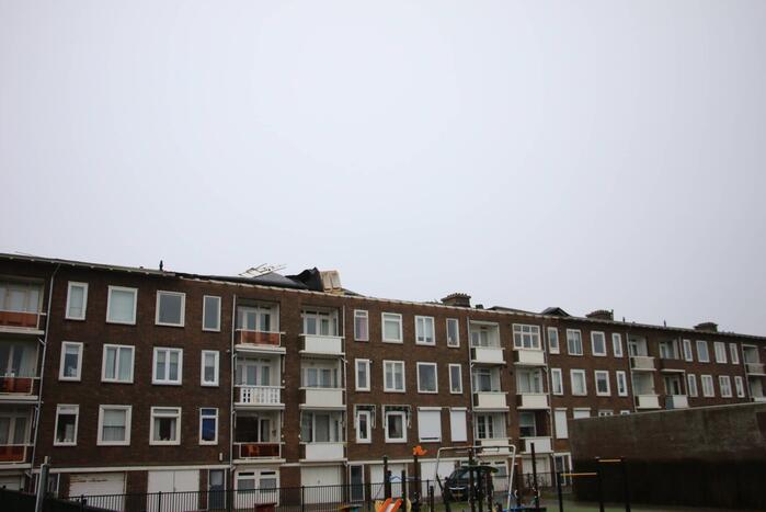 Groot stuk dak waait van flat