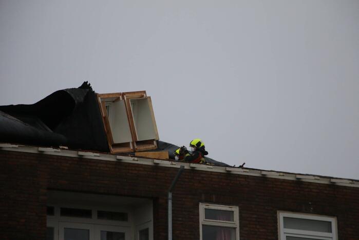 Groot stuk dak waait van flat