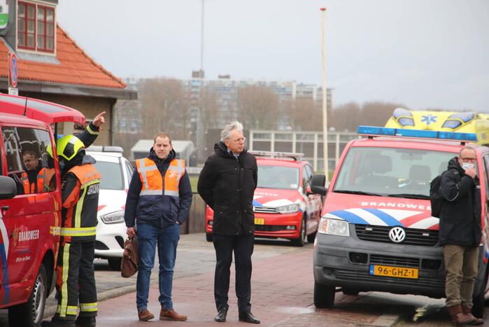 Groot stuk dak waait van flat