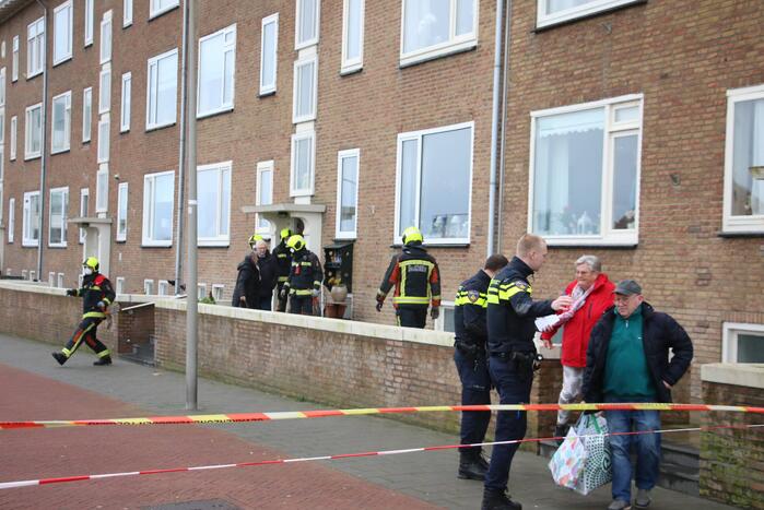 Groot stuk dak waait van flat