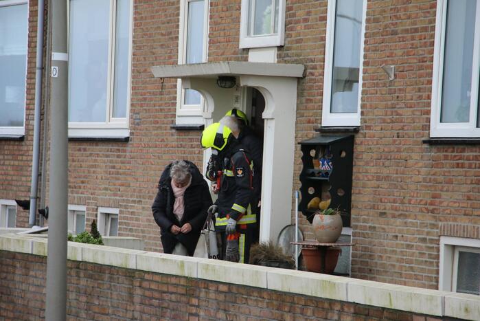 Groot stuk dak waait van flat