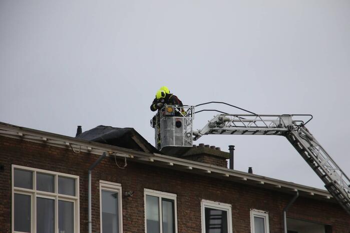 Groot stuk dak waait van flat