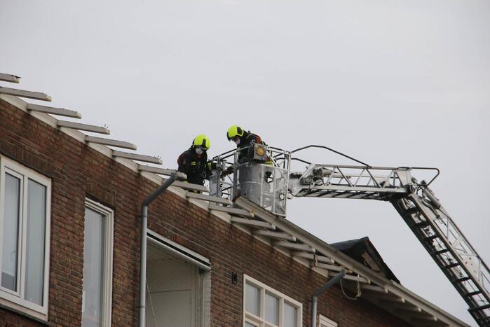 Groot stuk dak waait van flat