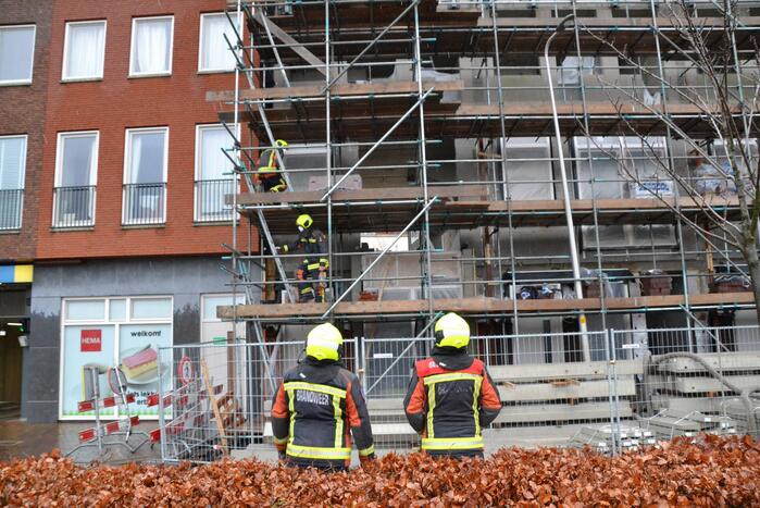 Planken dreigen van steiger te waaien