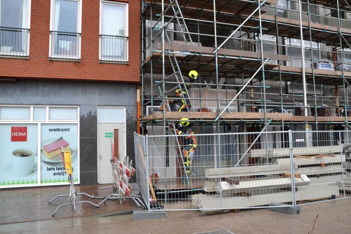 Planken dreigen van steiger te waaien