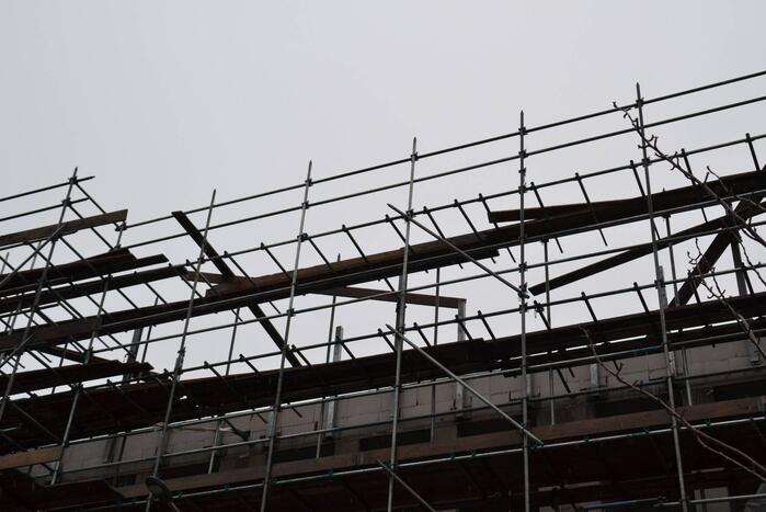 Planken dreigen van steiger te waaien