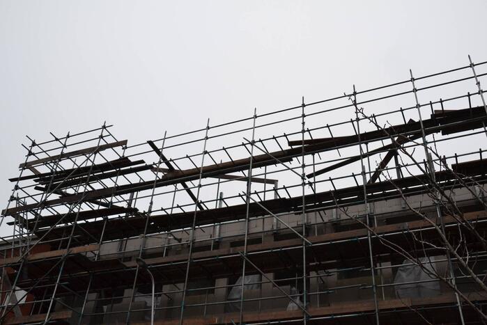 Planken dreigen van steiger te waaien