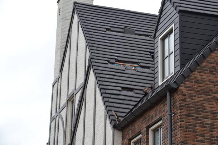 Dakpannen waaien van dak