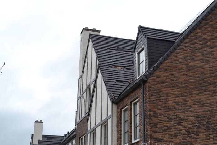 Dakpannen waaien van dak