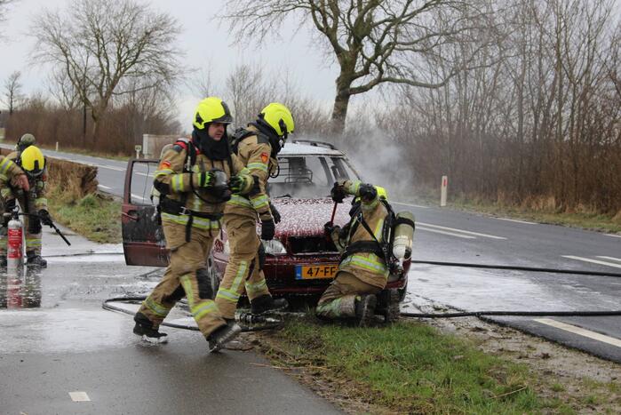 Auto brandt volledig uit