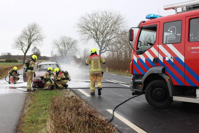 Auto brandt volledig uit