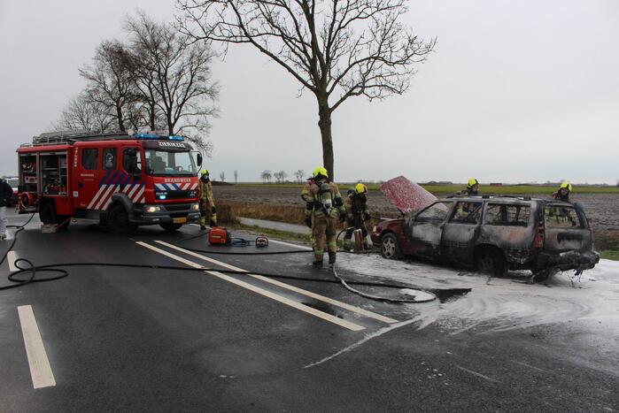 Auto brandt volledig uit