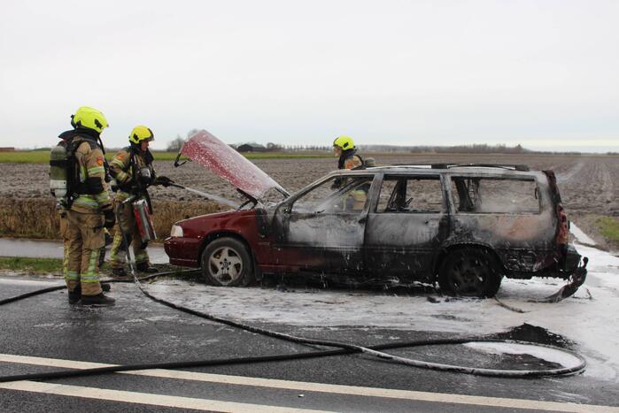 Auto brandt volledig uit
