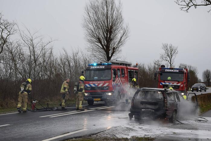 Auto brandt volledig uit