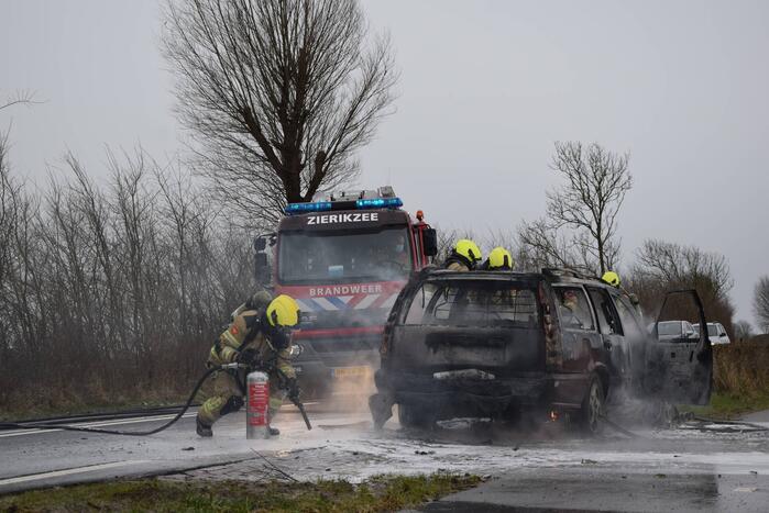 Auto brandt volledig uit