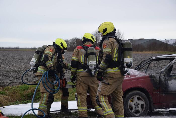 Auto brandt volledig uit