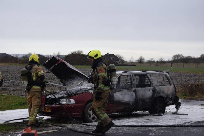 Auto brandt volledig uit