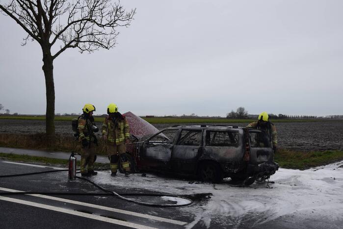 Auto brandt volledig uit