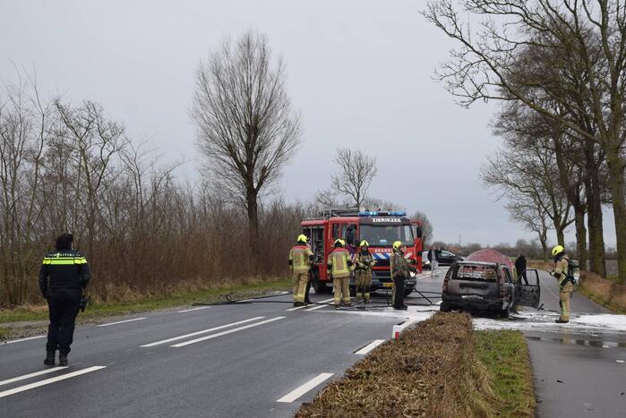 Auto brandt volledig uit