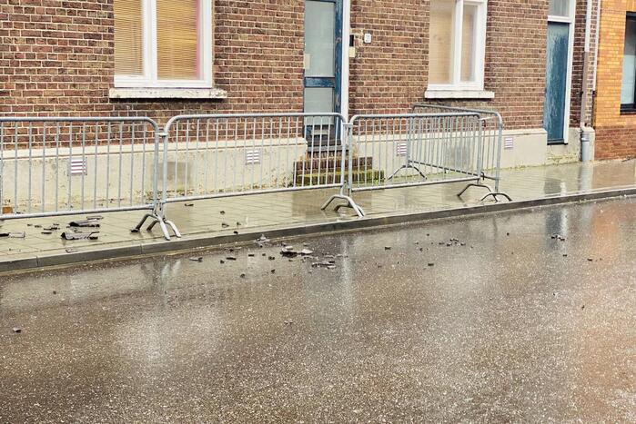 Stuk gevel waait van woning