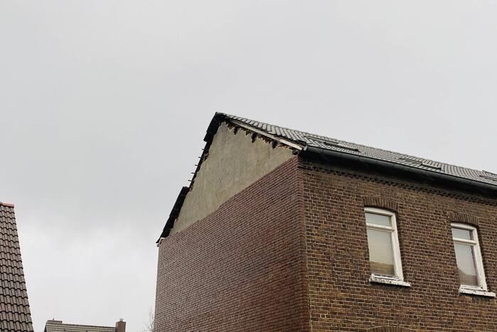 Stuk gevel waait van woning