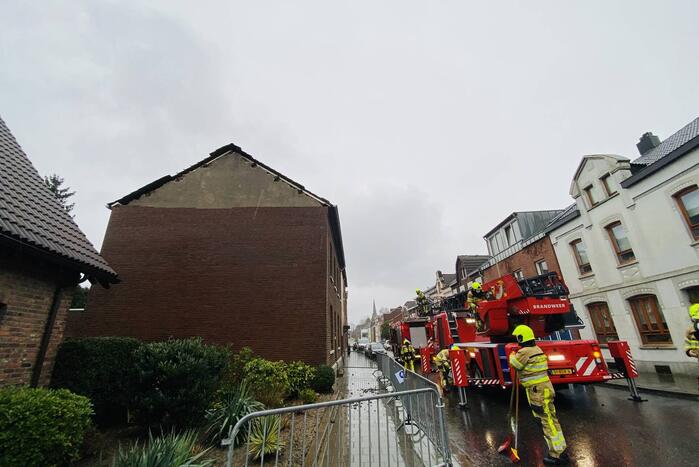 Stuk gevel waait van woning