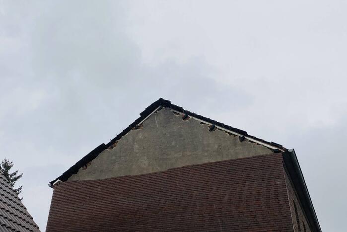 Stuk gevel waait van woning