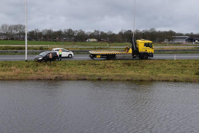 Auto raakt in slip op afrit