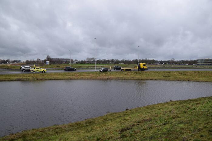 Auto raakt in slip op afrit