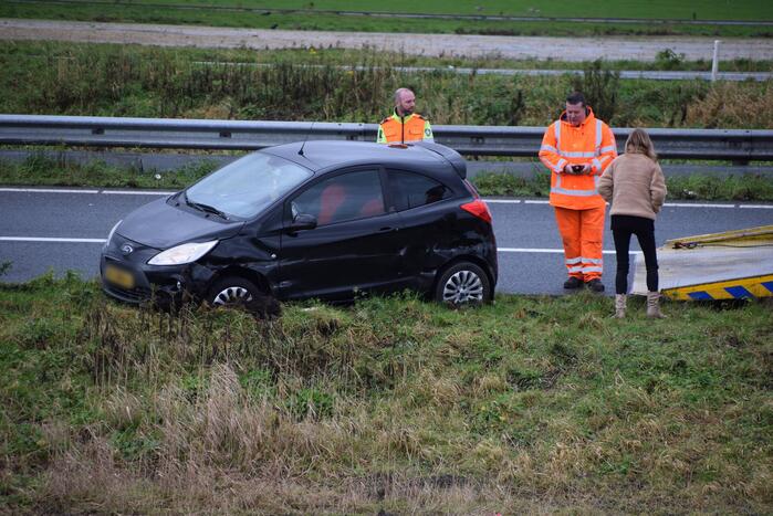 Auto raakt in slip op afrit