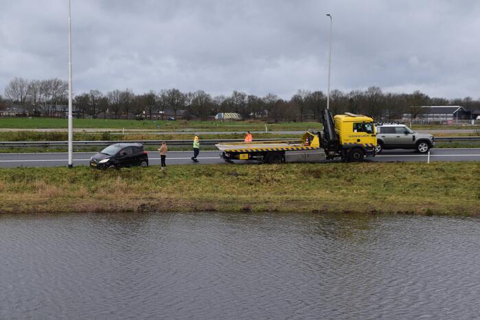 Auto raakt in slip op afrit