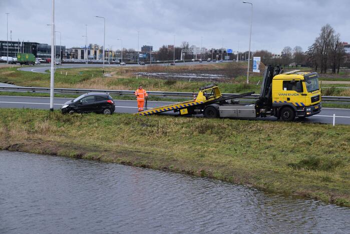 Auto raakt in slip op afrit