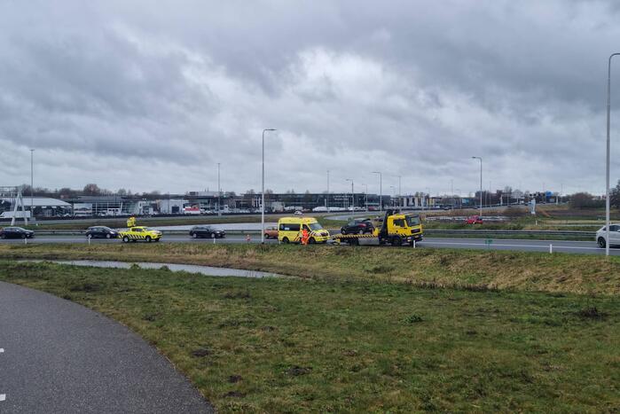 Auto raakt in slip op afrit