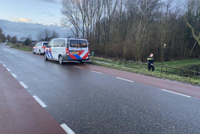 Politie-eenheden doen onderzoek op dijk