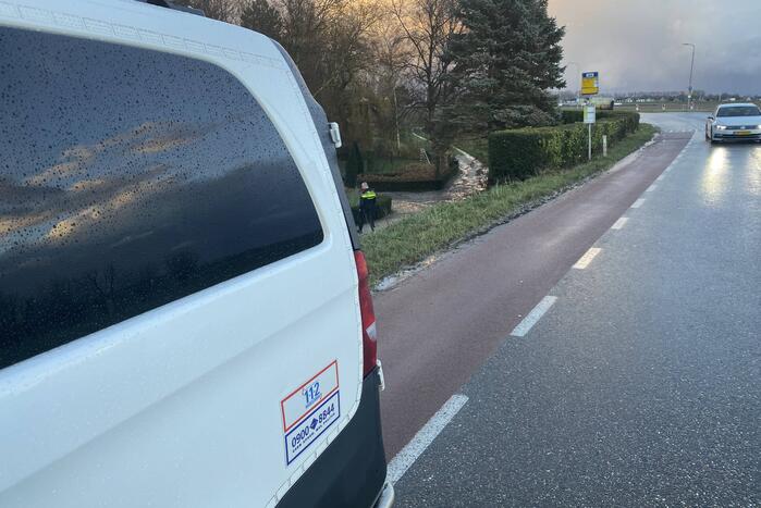 Politie-eenheden doen onderzoek op dijk