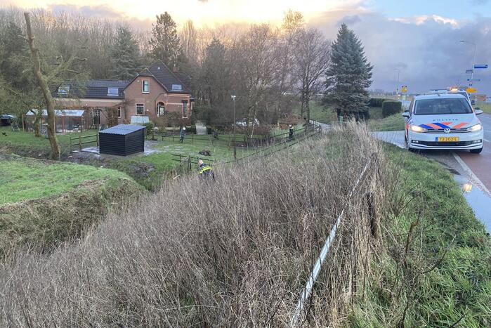 Politie-eenheden doen onderzoek op dijk