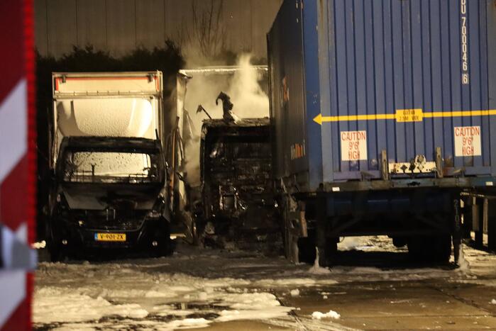 Grote brand in meerdere vrachtwagens