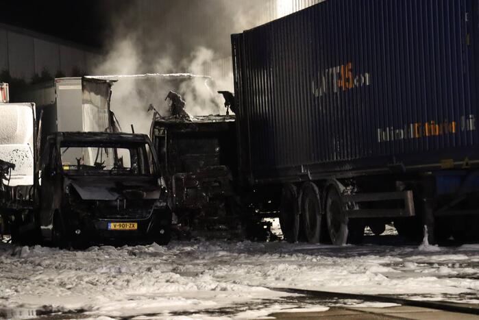 Grote brand in meerdere vrachtwagens
