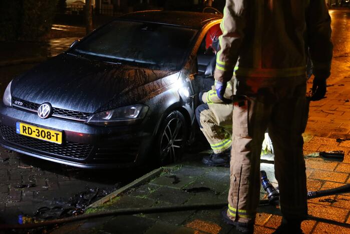 Geparkeerde auto vliegt in brand