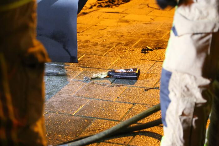 Geparkeerde auto vliegt in brand