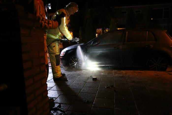 Geparkeerde auto vliegt in brand