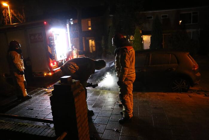 Geparkeerde auto vliegt in brand