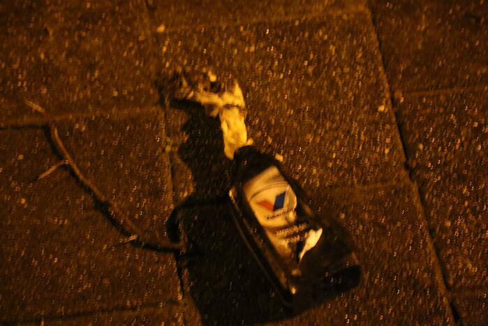 Geparkeerde auto vliegt in brand