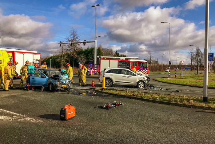 Gewonde uit auto geknipt na ongeval