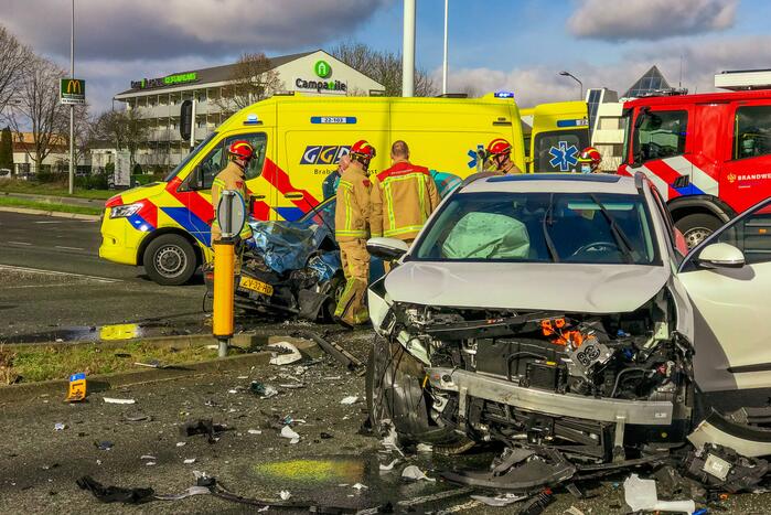 Gewonde uit auto geknipt na ongeval