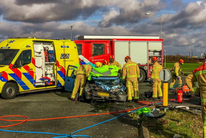 Gewonde uit auto geknipt na ongeval