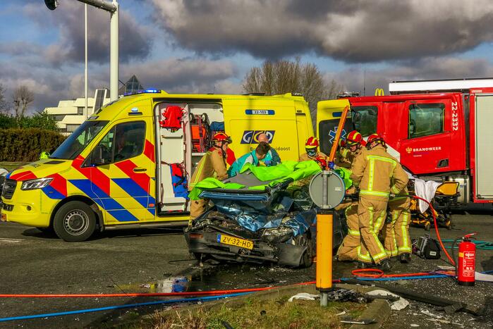 Gewonde uit auto geknipt na ongeval