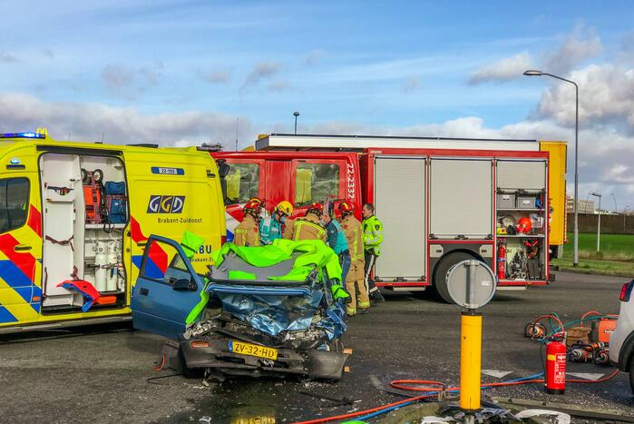 Gewonde uit auto geknipt na ongeval