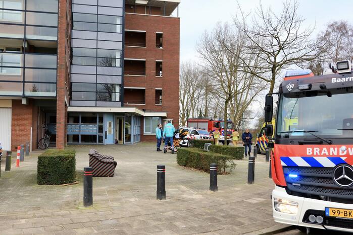 Politie breekt deur van flatwoning open